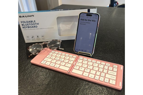 Connected Foldable Keyboard with Iphone