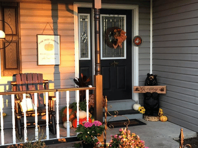 A Dark Fall Themed Front Door Decor