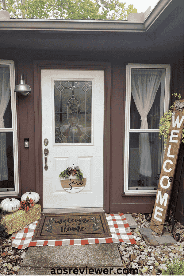 A Full White Themed Front Door Decor